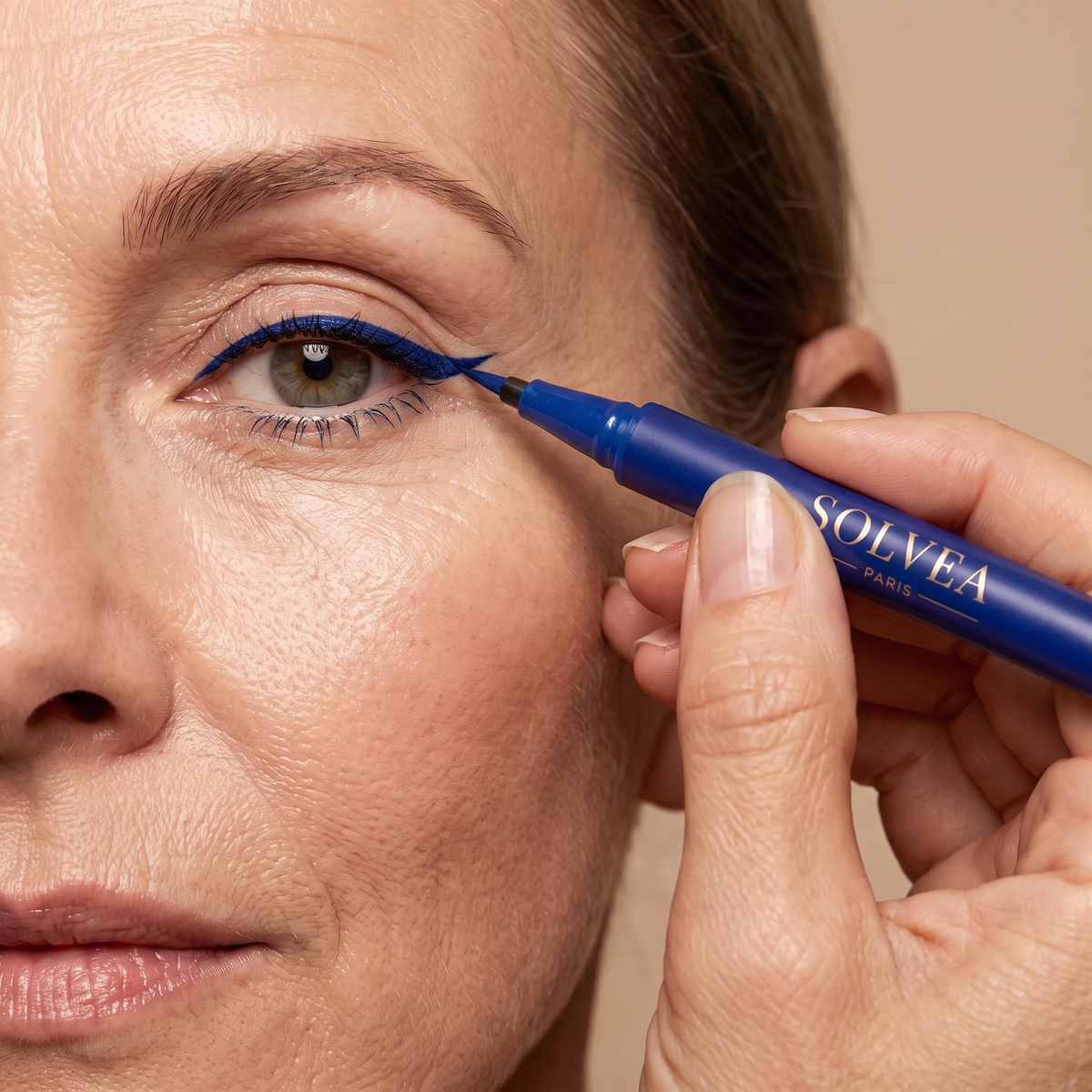 Application du Solvea Liner Bleu Profond sur l'œil