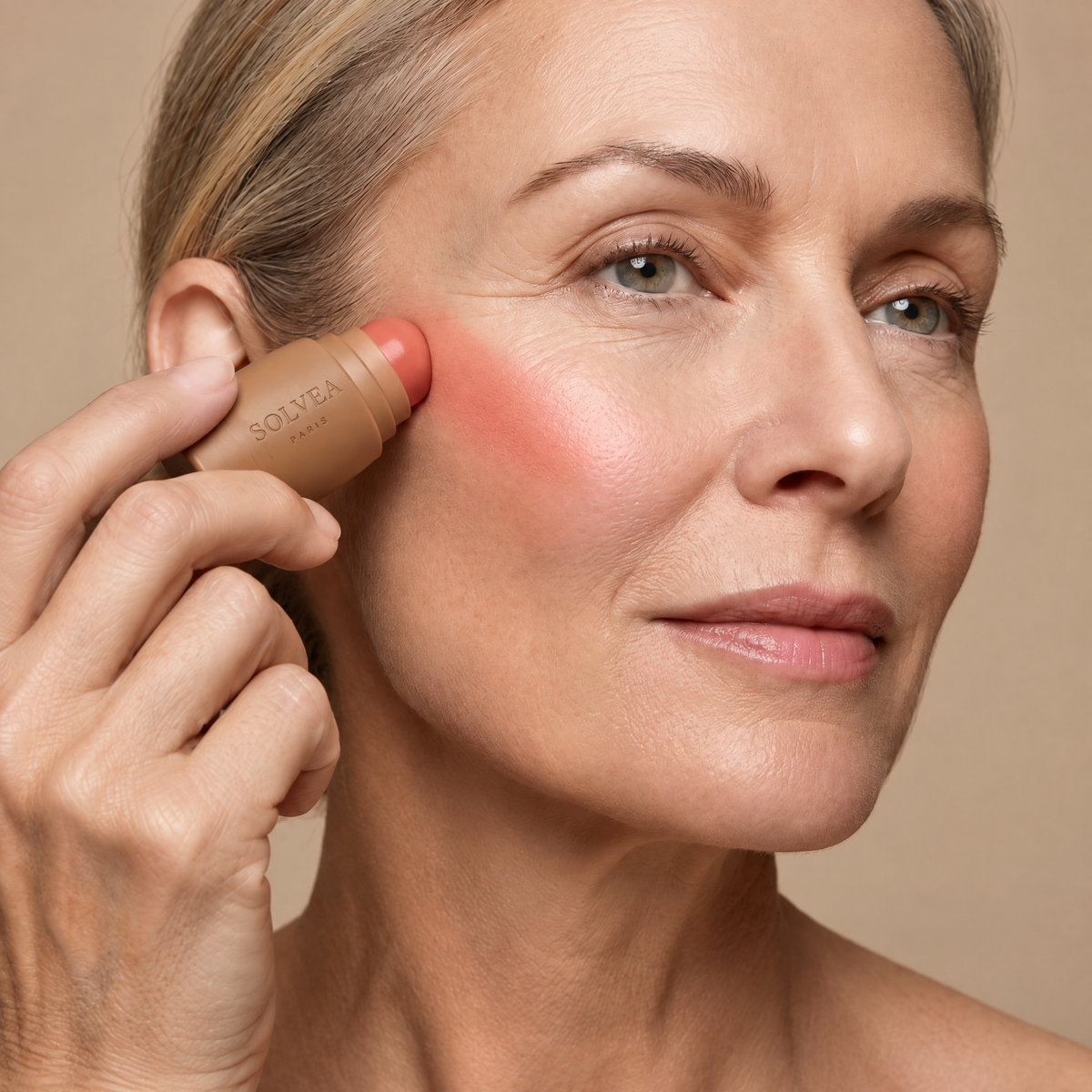 Application du blush stick Solvea Rosée sur la pommette