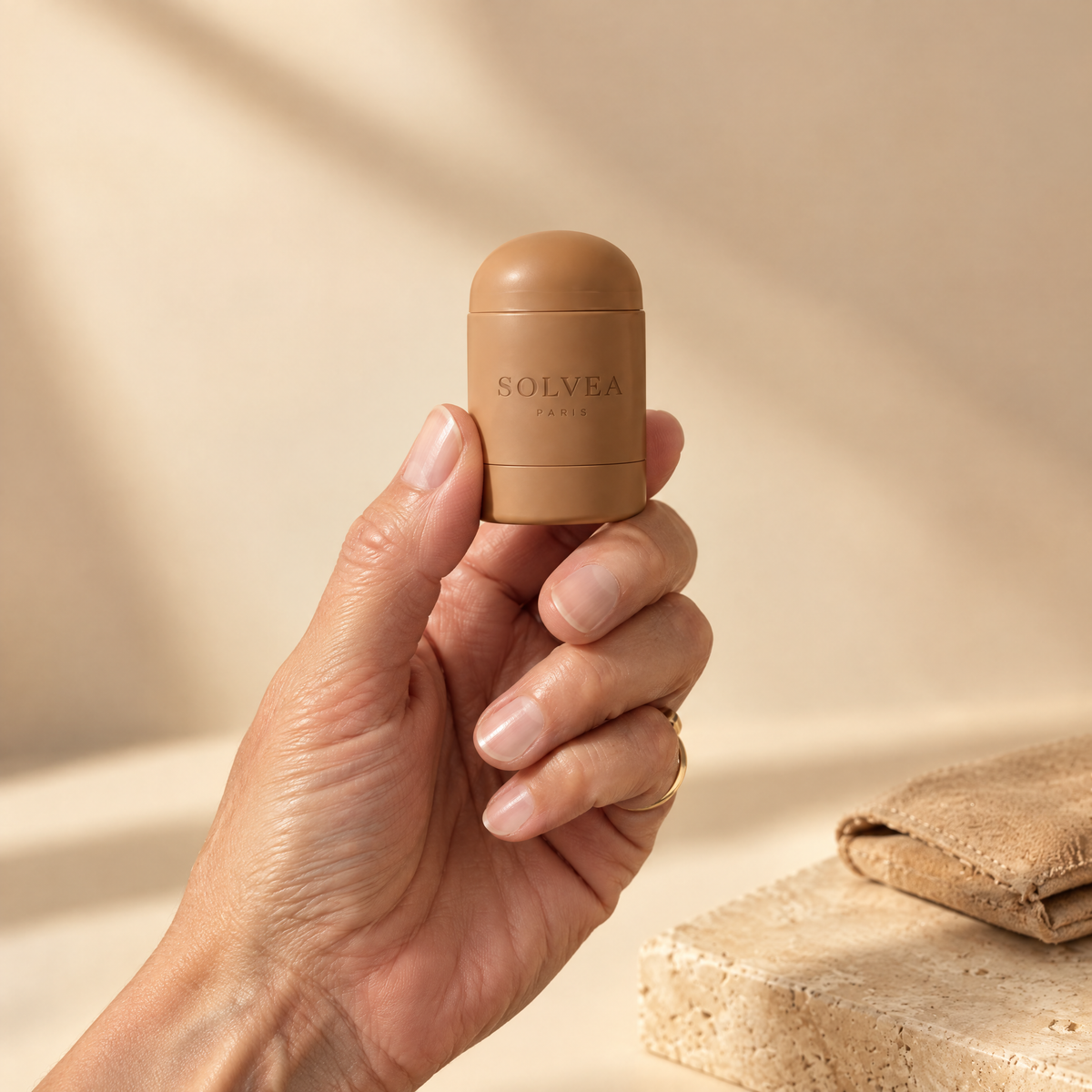 Le blush stick Solvea Rosée tenu dans la main, format poche