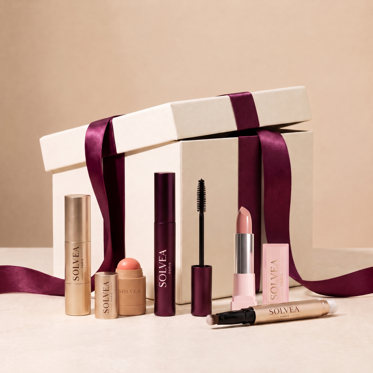 Le Coffret Signature — les cinq essentiels Solvea dans leur boîte ruban prune